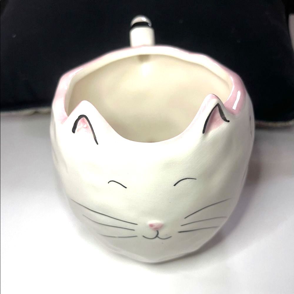 🆕 Whimsical Cupboard [10 Strawberry Street] White Smiling Cat Mug 🐈